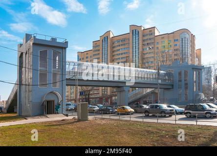 Zelenograd. Russie. Passage piéton au-dessus du sol sur Sunny Alley Banque D'Images