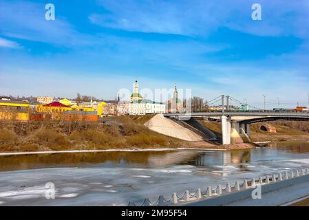 Russie. La ville de Smolensk. Remblai et pont central au-dessus de la rivière Don. St. Église Nicholas. Banque D'Images