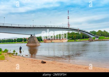 La ville de Veliky Novgorod. Pont piétonnier (Humpback) au-dessus de la rivière Volkhov Banque D'Images