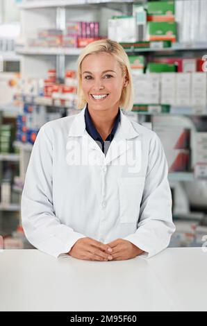 Pharmacie, sourire portrait et femme médicale debout prêt, confiant et fier dans le magasin de médicaments pharmaceutiques. Médecin, professionnel médical et soins de santé Banque D'Images