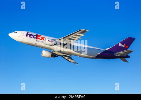 Los Angeles, États-Unis - 3 novembre 2022 : avion FedEx Express Airbus A300-600F à l'aéroport de Los Angeles (LAX) aux États-Unis. Banque D'Images