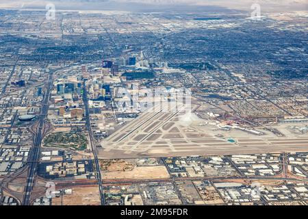 Las Vegas, Etats-Unis - 7 novembre 2022: Vue aérienne de Las Vegas avec l'aéroport aux Etats-Unis. Banque D'Images