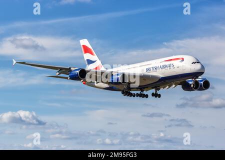 Miami, États-Unis - 15 novembre 2022 : avion Airbus A380-800 de British Airways à l'aéroport de Miami (MIA) aux États-Unis. Banque D'Images