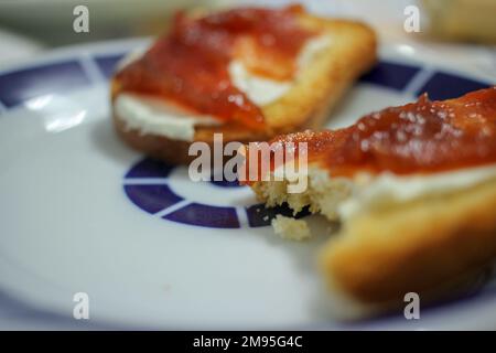 fromage et coing sur du pain grillé dans un plat Banque D'Images