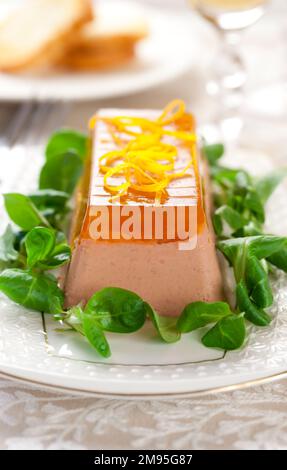 Délicieux hors-d'œuvre de Pâques pour le dîner de vacances. Pâté de foie de poulet avec gelée d'orange et salade de maïs frais sur un plat blanc. Banque D'Images