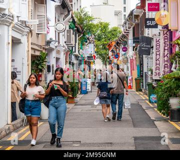 Touristes et acheteurs marchant dans Haji Lane, une zone commerçante populaire à Kampong Glam Singapour Banque D'Images