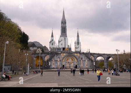 Lourdes (sud-ouest de la France) : Basilique notre-Dame du Rosaire, sanctuaire notre-Dame de Lourdes Banque D'Images