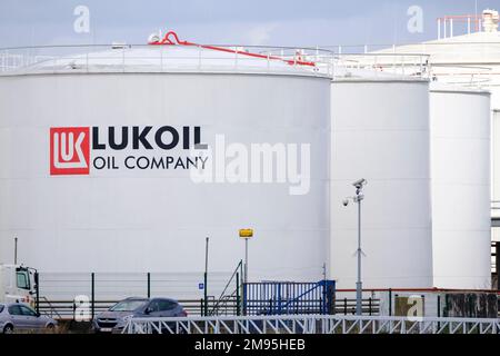 Belgique, Bruxelles, Neder Over Hembeek : réservoirs, dépôt de carburant de la PJSC Lukoil Oil Company, société multinationale russe de l'énergie Banque D'Images