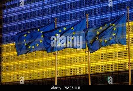 Belgique, Bruxelles, mai 2022 : façade du bâtiment Berlaymont , siège de la Commission européenne, illuminée aux couleurs du drapeau ukrainien. Banque D'Images