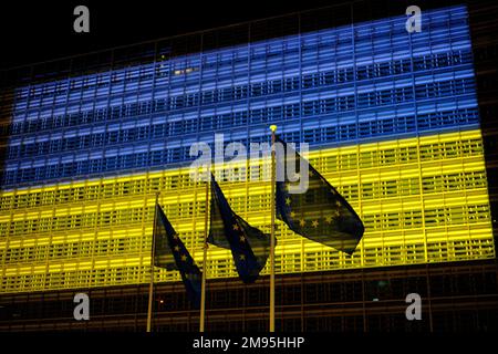 Belgique, Bruxelles, mai 2022 : façade du bâtiment Berlaymont , siège de la Commission européenne, illuminée aux couleurs du drapeau ukrainien. Banque D'Images