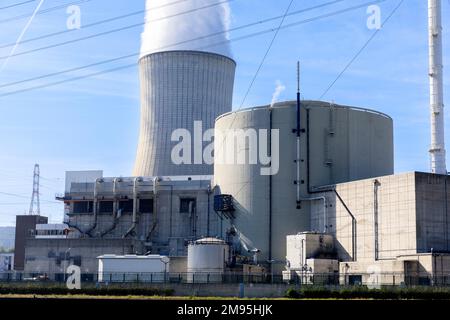 La centrale nucléaire de Tihange en Belgique, août 2022. Situé sur la rive droite de la Meuse, le site se compose de trois deuxième génération Banque D'Images