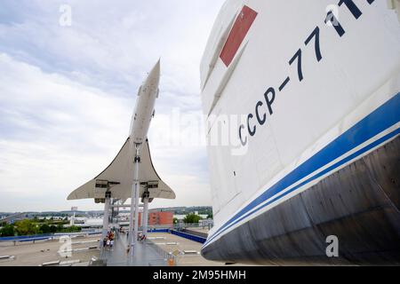 Allemagne, Sinsheim, Technik Museum Sinsheim: Anglais / français supersonique jet Concorde et dos d'un Tupolev tu-144 avec l'inscription CCCP dans l'for Banque D'Images