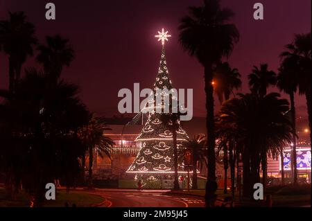 Panorama du centre ville illuminé dans les décorations de Noël lumière, dans la saison des fêtes d'hiver, Las Palmas de Gran Canaria, Espagne Banque D'Images