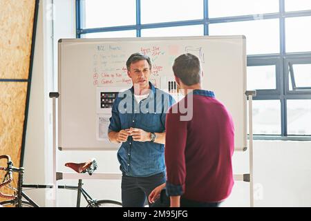 Présentation, tableau blanc et réunion avec des professionnels pour la planification, l'idée et la révision. Analyse des données, feedback et leadership avec l'encadrement du pdg Banque D'Images