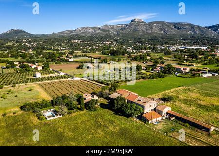 Aubagne (sud-est de la France) : vue aérienne d'une zone agricole en bordure de la ville, avec un parc industriel et le massif du Garlaban dans le di Banque D'Images