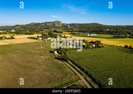 Meyrargues (sud-est de la France): Vue aérienne des champs cultivés, paysage agricole. Route de campagne près du village Banque D'Images