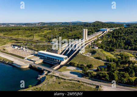 Saint-Chamas (sud-est de la France) : vue aérienne de la centrale hydroélectrique exploitée par EDF (Office français de l'électricité) sur l'etang de Berre p Banque D'Images