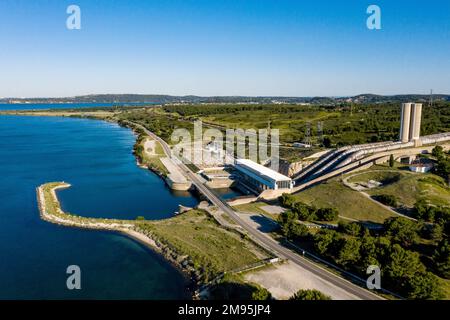 Saint-Chamas (sud-est de la France) : vue aérienne de la centrale hydroélectrique exploitée par EDF (Office français de l'électricité) sur l'etang de Berre p Banque D'Images