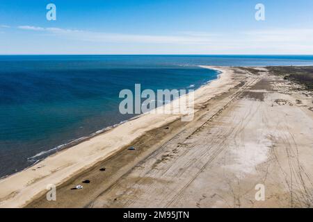 Port-Saint-Louis-du-Rhône (sud-est de la France) : vue aérienne de la plage "plage Napoléon" sur les rives de la Méditerranée, longue étendue de san Banque D'Images