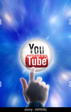 Homme doigt touchant un bouton avec le logo de YouTube Banque D'Images