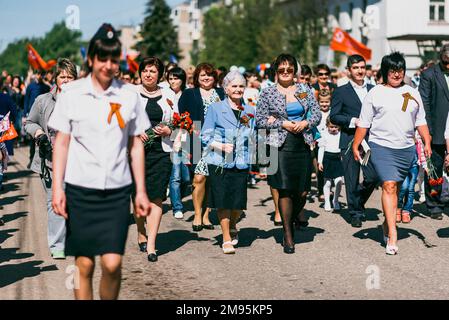 VICHUGA, RUSSIE - 9 MAI 2016 : ancien combattant de la Seconde Guerre mondiale lors de la parade du jour de la victoire en Russie. La marche du Régiment immortel, 9 mai Banque D'Images