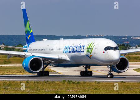 Paris, France - 4 juin 2022 : avion AirCaraïbes Airbus A350-1000 à l'aéroport de Paris Orly (ORY) en France. Banque D'Images