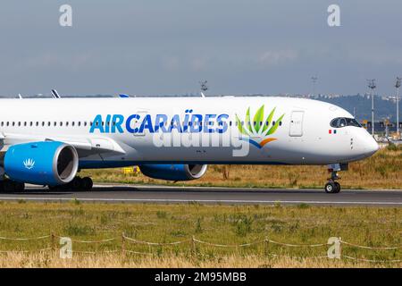 Paris, France - 4 juin 2022 : avion AirCaraïbes Airbus A350-1000 à l'aéroport de Paris Orly (ORY) en France. Banque D'Images