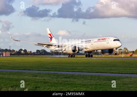 Amsterdam, pays-Bas - 8 octobre 2022: Chine est Airbus A350-900 avion à l'aéroport d'Amsterdam Schiphol (AMS) aux pays-Bas. Banque D'Images