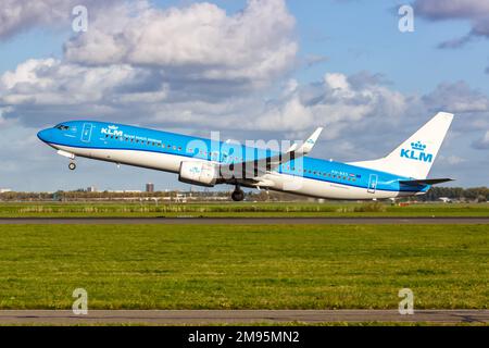 Amsterdam, pays-Bas - 8 octobre 2022 : avion KLM Boeing 737-900 à l'aéroport d'Amsterdam Schiphol (AMS) aux pays-Bas. Banque D'Images