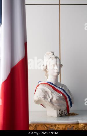 Buste de Marianne avec une ceinture tricolore et un drapeau bleu, blanc et rouge dans un hôtel de ville Banque D'Images