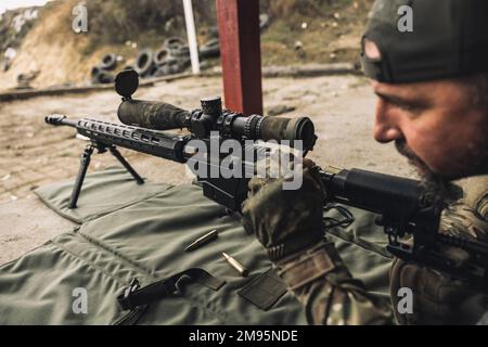 Soldat avec le fusil bfor tirant sur la cible Banque D'Images