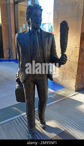 Ken Dodd statue de Tom Murphy, avec un bâton de chatouillement à la gare de Liverpool Lime Street, Merseyside, Angleterre, Royaume-Uni, L1 1JD Banque D'Images