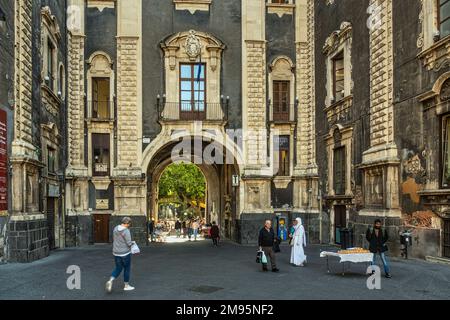 Touristes et habitants marchant sous la Porta Uzeda. La Porta Uzeda relie la Piazza Duomo à la via Dusmet, au cœur de Catane datant du XVIIIe siècle. Sicile Banque D'Images