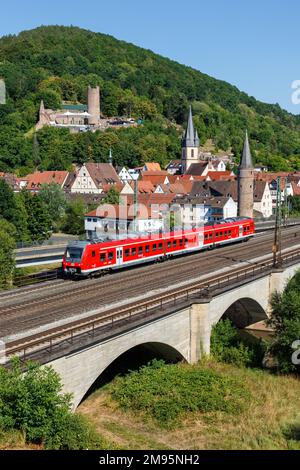 Gemuenden am main, Allemagne - 3 août 2022: Train régional type 440 Alstom Coradia Continental de Deutsche Bahn DB Regio format portrait en Gemuenden Banque D'Images