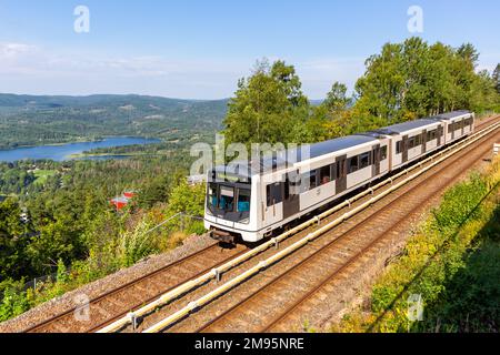 Oslo, Norvège - 15 août 2022: Métro Tunnelbane à Holmenkollen, transports publics à Oslo, Norvège. Banque D'Images