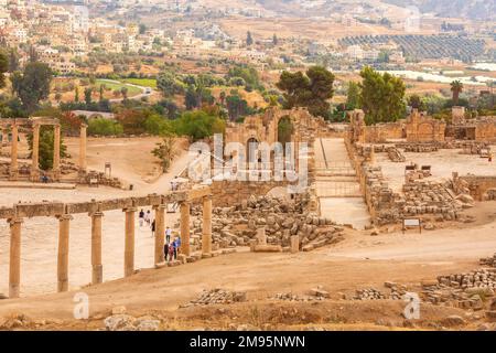 Jerash, Jordanie - 7 novembre 2022: Gerasa anciennes colonnes romaines et ruines vue de haut angle Banque D'Images