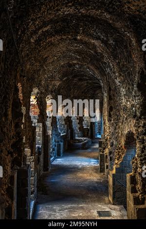 Ancien couloir voûté pour accéder aux galeries autour et sous le théâtre grec-romain de Catane. Catane, Sicile, Italie Banque D'Images