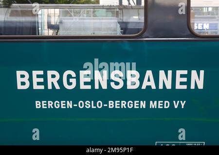 Bergen, Norvège - 18 août 2022 : inscription sur un train de la ligne Bergensbanen de Bergen à la gare de Bergen, Norvège. Banque D'Images