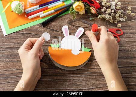 Instructions, étape 7. Carte de Pâques cadeau lapin de Pâques. Fait à la main. Projet de créativité, d'artisanat, d'artisanat pour les enfants. Banque D'Images