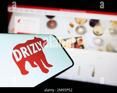 Téléphone mobile avec logo de la compagnie américaine de livraison d'alcool Drizly LLC sur l'écran devant le site Web d'affaires. Concentrez-vous sur le centre de l'écran du téléphone. Banque D'Images