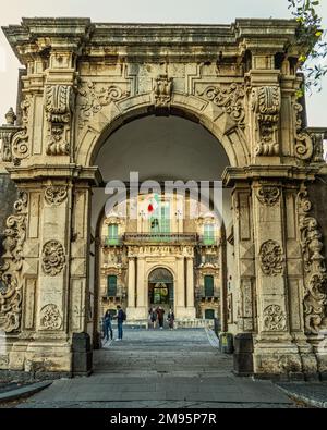 L'entrée majestueuse du monastère bénédictin, siège de l'Association des ateliers culturels. Catane, Sicile, Italie, Europe Banque D'Images