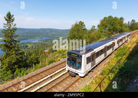 Oslo, Norvège - 15 août 2022: Métro Tunnelbane à Holmenkollen, transports publics à Oslo, Norvège. Banque D'Images