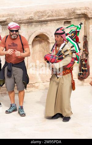 Jerash, Jordanie - 7 novembre 2022: Joueur de cornemuse jordanien dans le théâtre romain du site archéologique Banque D'Images