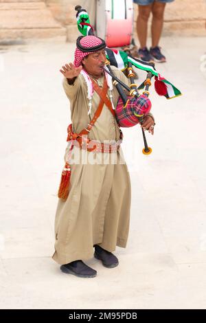 Jerash, Jordanie - 7 novembre 2022: Joueur de cornemuse jordanien dans le théâtre romain du site archéologique Banque D'Images