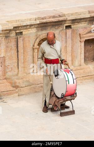 Jerash, Jordanie - 7 novembre 2022: Joueur de tambour jordanien dans le théâtre romain du site archéologique Banque D'Images