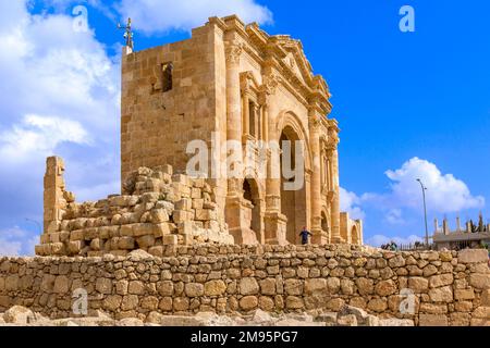 Jerash, Jordanie - 7 novembre 2022 : touristes devant l'Arche d'Hadrien à l'entrée du site archéologique Banque D'Images