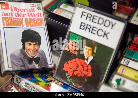 Allemand schlager Singer Freddy Breck, cassettes, 'überall auf der Welt', 'Rote Rosen für dich' Banque D'Images