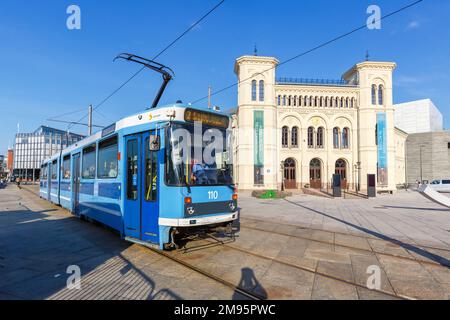 Oslo, Norvège - 15 août 2022 : tramway, transport public au Centre Nobel de la paix à Oslo, Norvège. Banque D'Images
