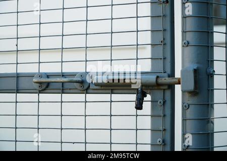 Loquet en métal sur la clôture en treillis dans l'arrière-cour Banque D'Images