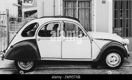 Une vieille voiture Citroën 2cv6 d'époque garée sur le bord de la route de la ville Banque D'Images